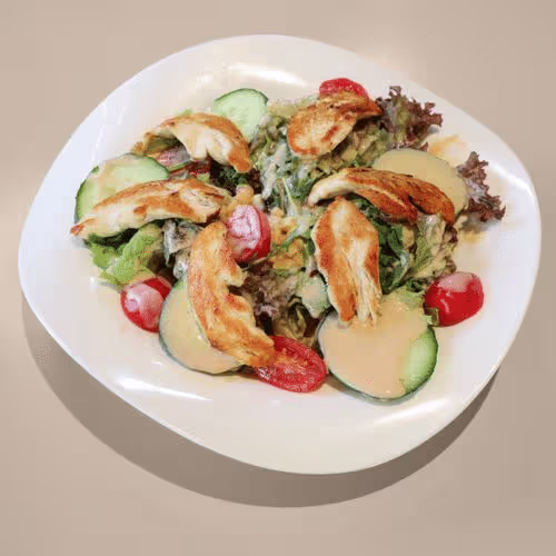Gegrillte Filetstreifen auf buntem Salat
