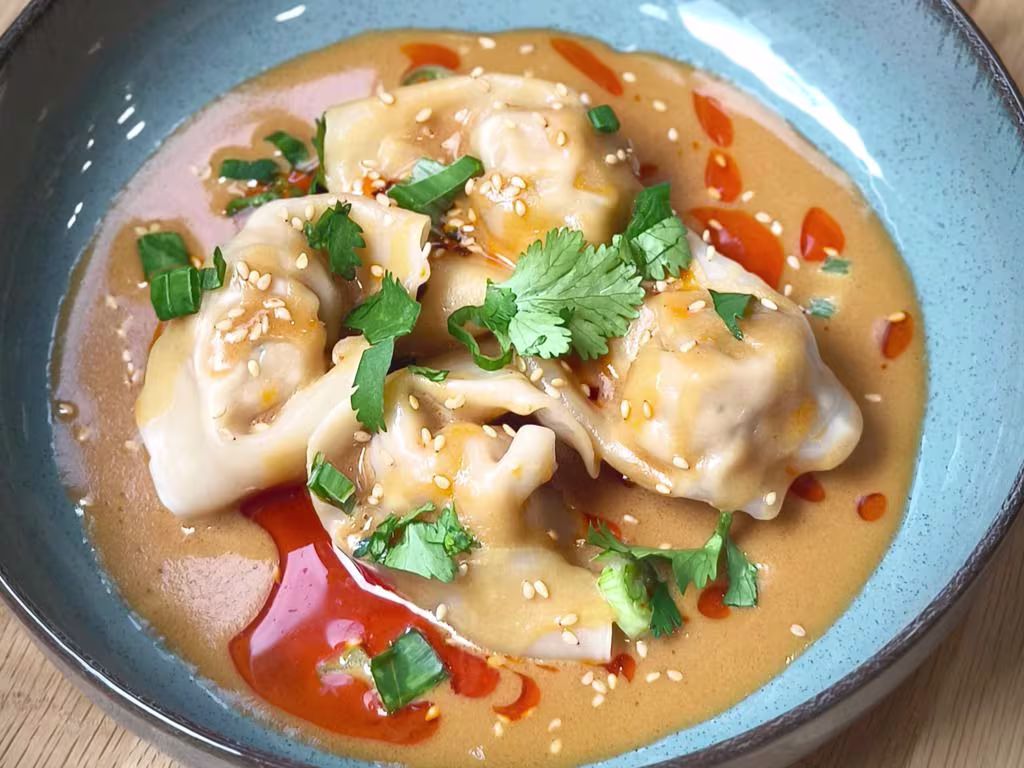 Wantan in Sesame Sauce & Chili Öl 8 Stück