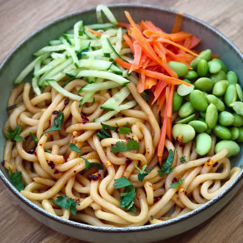 Vegetable Ban Mian (Udon) mit Sesame Sauce & Chili Öl