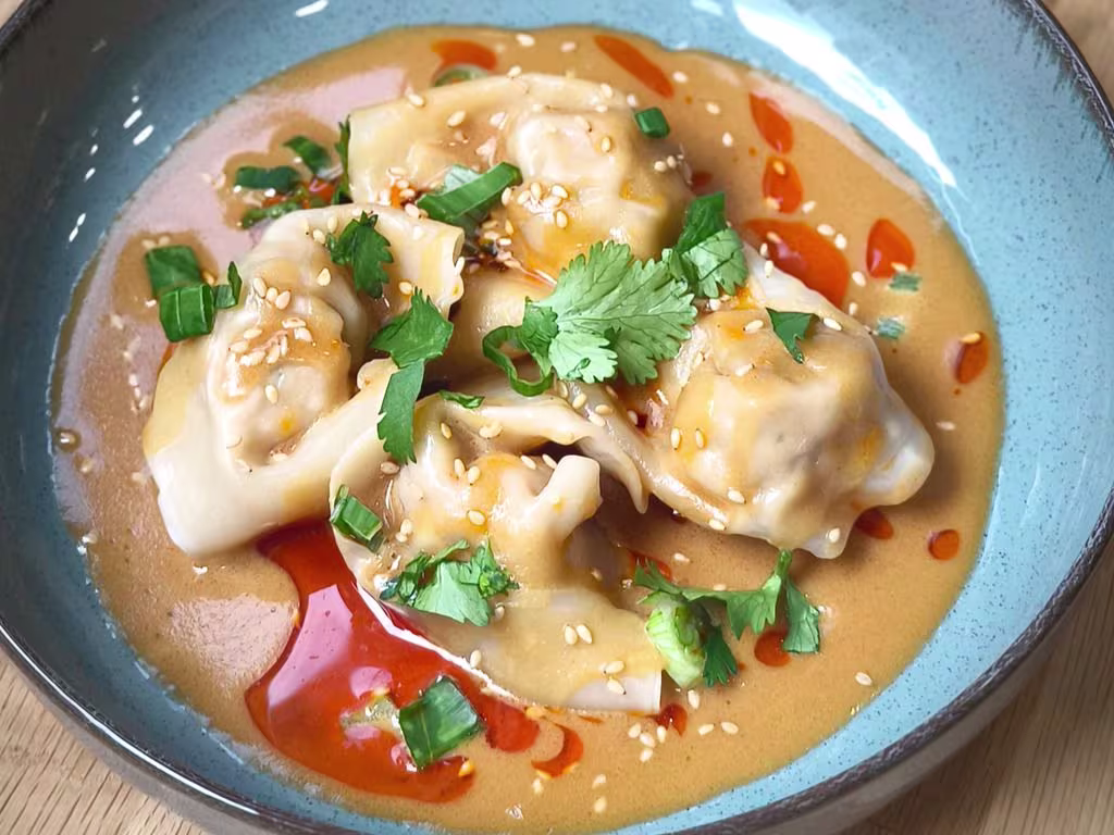 Wantan in Sesame Sauce & Chili Öl 4 Stück