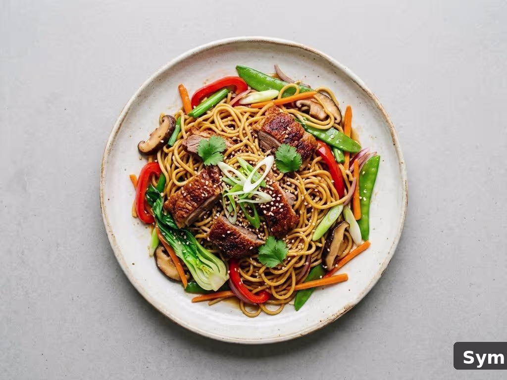 Gebraten Udon Nudel mit knuspriger Ente