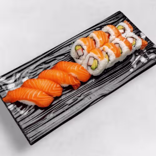 Lachs Sushi mit Sake California Maki