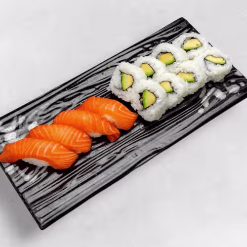 Lachs Sushi mit Avocado Maki