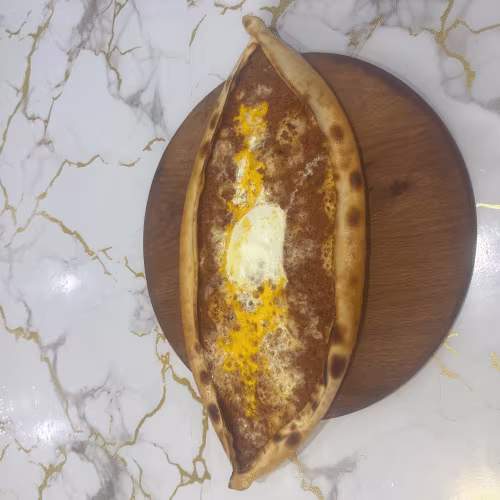 Pide mit Hackfleisch, Käse und Ei