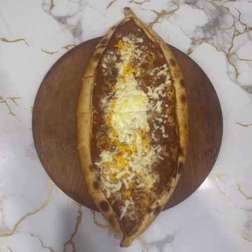 Pide mit Schafskäse und Hackfleisch