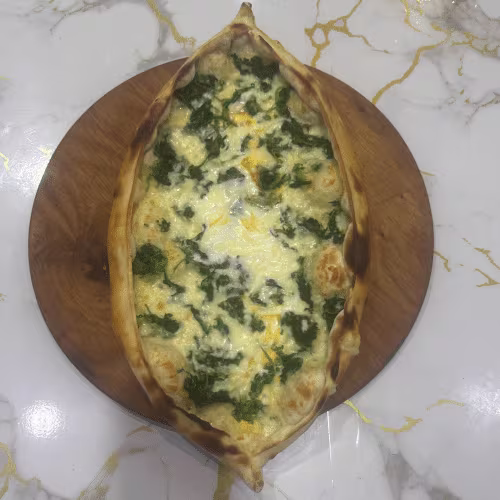 Pide mit Spinat und Schafskäse