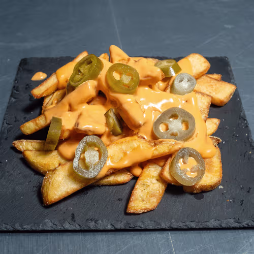Home Style Fries übergossen mit Käsesauce und Jalapenos