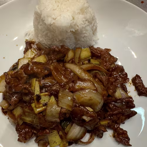 Rindfleisch mit Zwiebeln