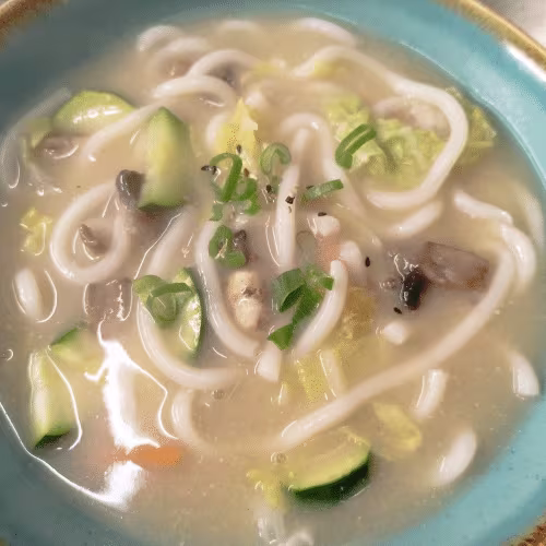 Udon Nudelsuppe mit Gemüse
