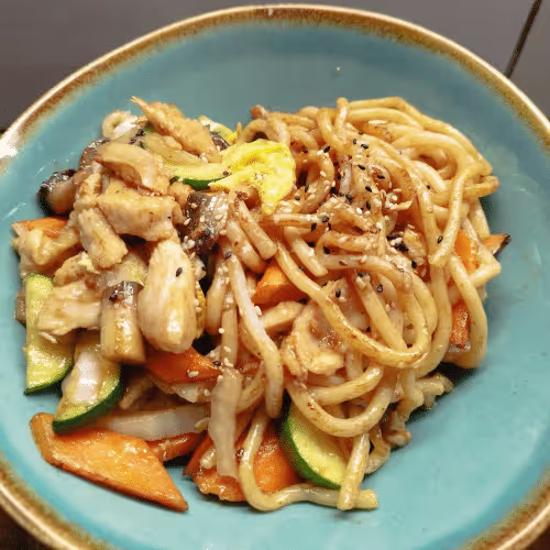 Gebratene Udon Nudeln mit Hühnerfleisch
