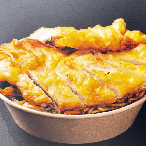 Gebratene Nudeln mit knusprigem Huhn