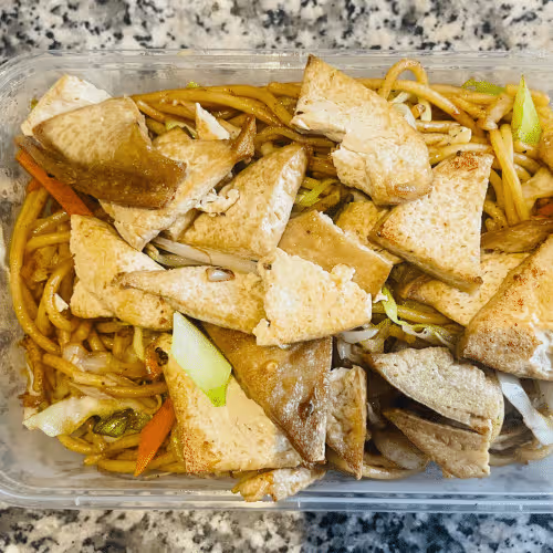 Gebratene Nudeln mit Tofu und Gemüse