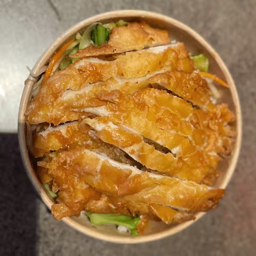 Reis mit knusprigem Huhn