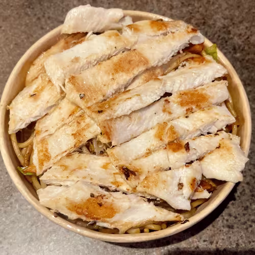 Gebratene Nudeln mit gegrilltem Huhn