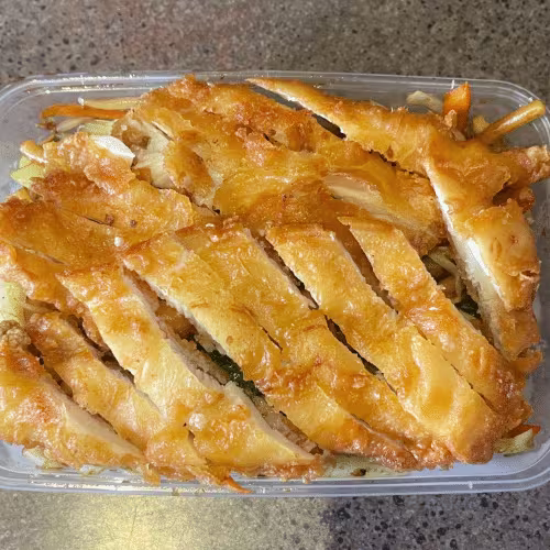 Gebratene Udonnudeln mit knusprigem Huhn