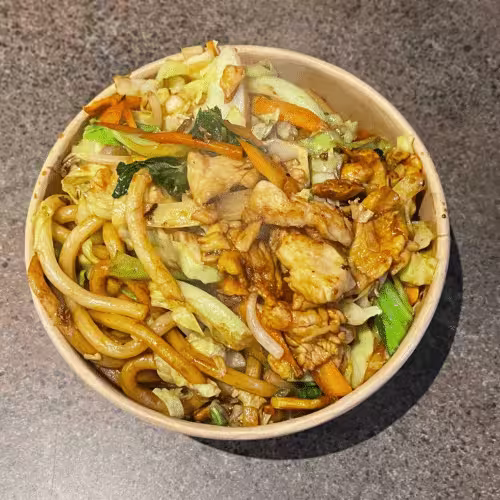 Gebratene Udonnudeln mit gebratenem Huhn