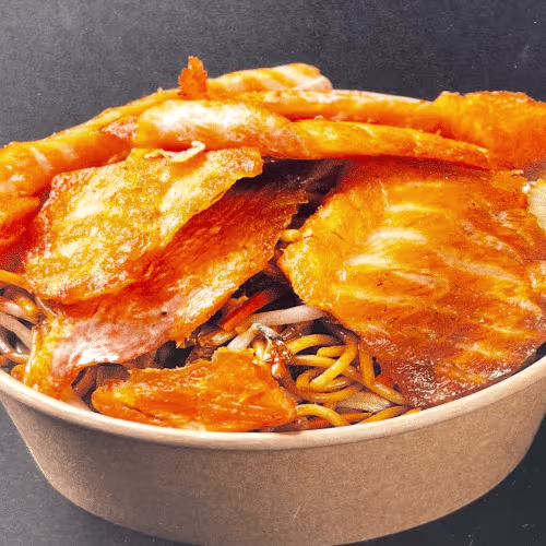 Gebratene Nudeln mit Lachs