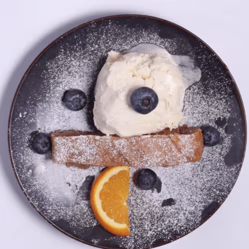 hausgemachter Apfelstrudel mit Schlagobers
