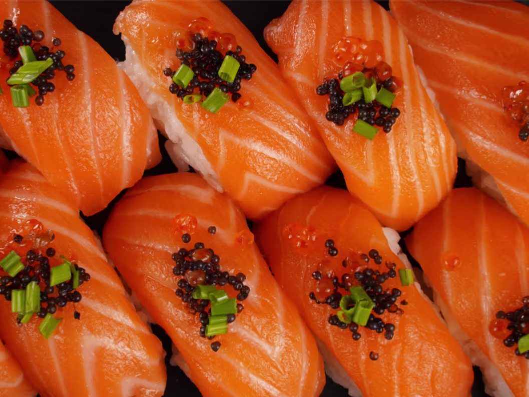 Lachs Kaviar Sushi