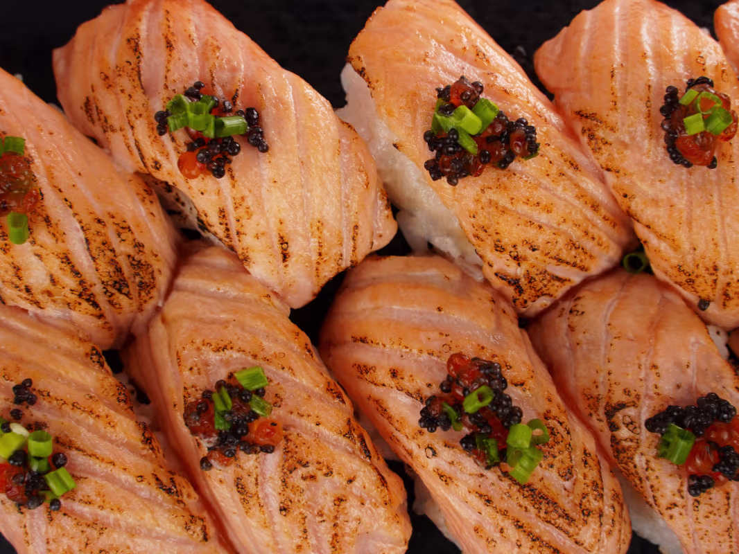Flambiertes Lachs Kaviar Sushi