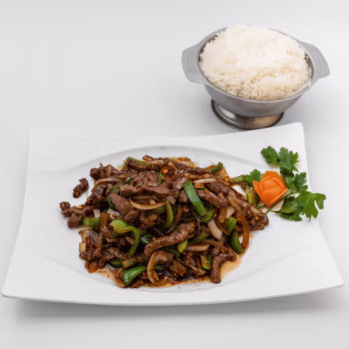 Gebratenes Rindfleisch mit Zwiebeln und grüner Paprika