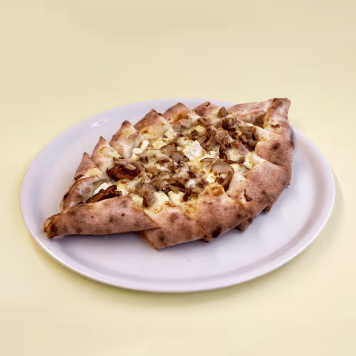 Pide mit Schafskäse und Kepapfleisch