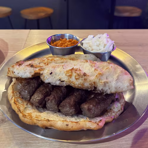 Cevapcici (5 Stück) im Fladenbrot