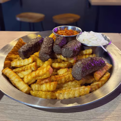Cevapcici (5 Stück) mit Pommes frites