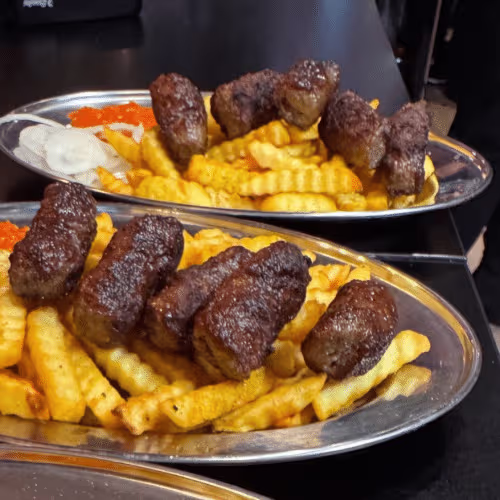 Cevapcici (10 Stück) mit Pommes frites