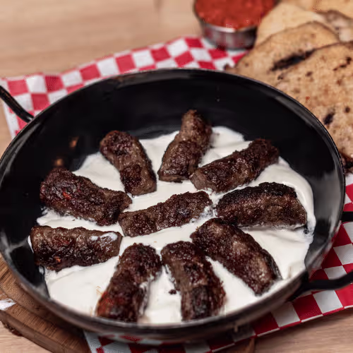 Cevapcici (5 Stück) in Kajmak