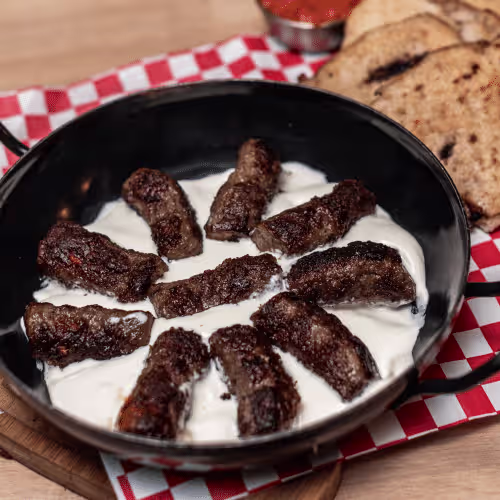 Cevapcici (10 Stück) in Kajmak
