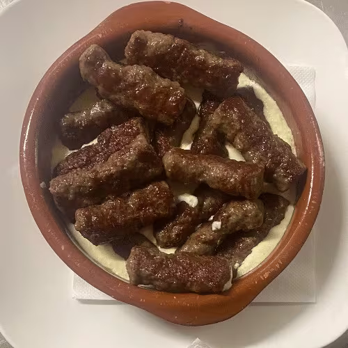 Cevapcici (10 Stück) mit Kajmak