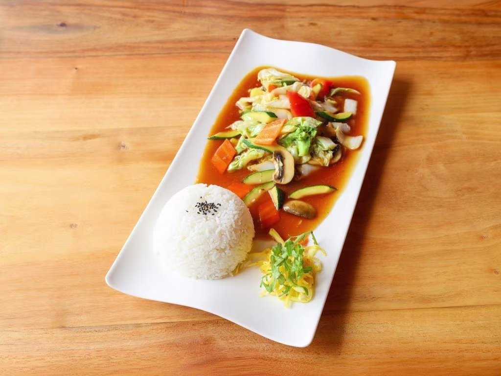 M1. Gebratenes Gemüse mit rotem Curry