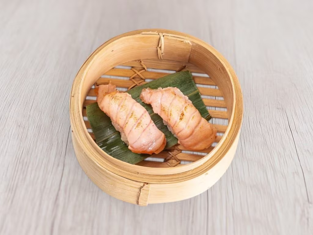 Flambierter Cheese Lachs Nigiri