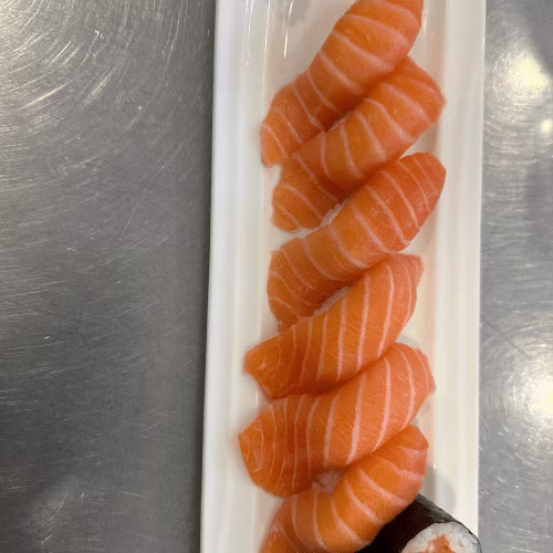 Sake (6 Stück + 3 Maki)