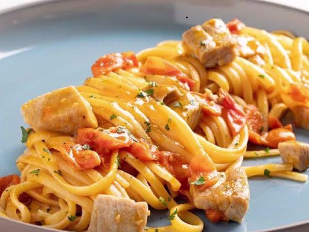 Fettuccine (Hausgemachte)al Tonno Fresco e Pomodorini