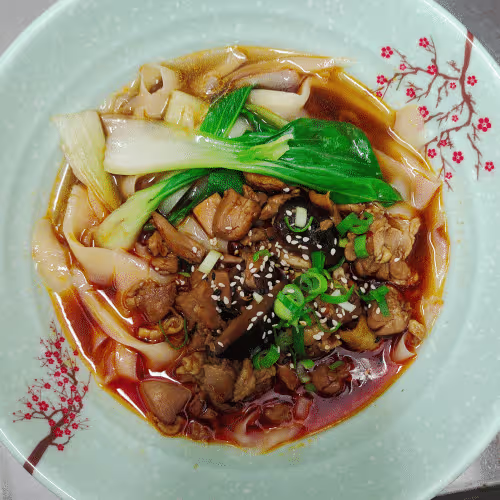 Nudeln Suppe mit Huhn und Pilzen