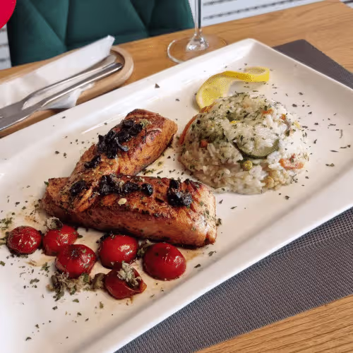 Lachsfilet vom Grill mit Cherrytomaten, Kapern und Oliven