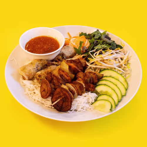 Bún Trộn: Bún-Bowl mit Frühlingsrollen, BBQ-Soja-Spieße