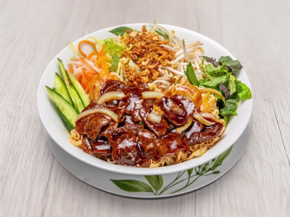 Mì Trộn: Mì-Bowl mit Sojaschnetzel und BBQ-Sauce