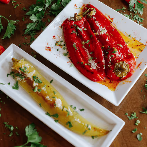 Gebratene Paprika in Öl und Knoblauch