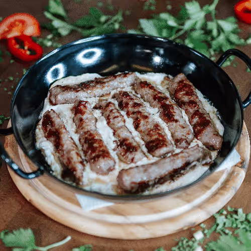 Cevapcici in Serbischer Streichkäse