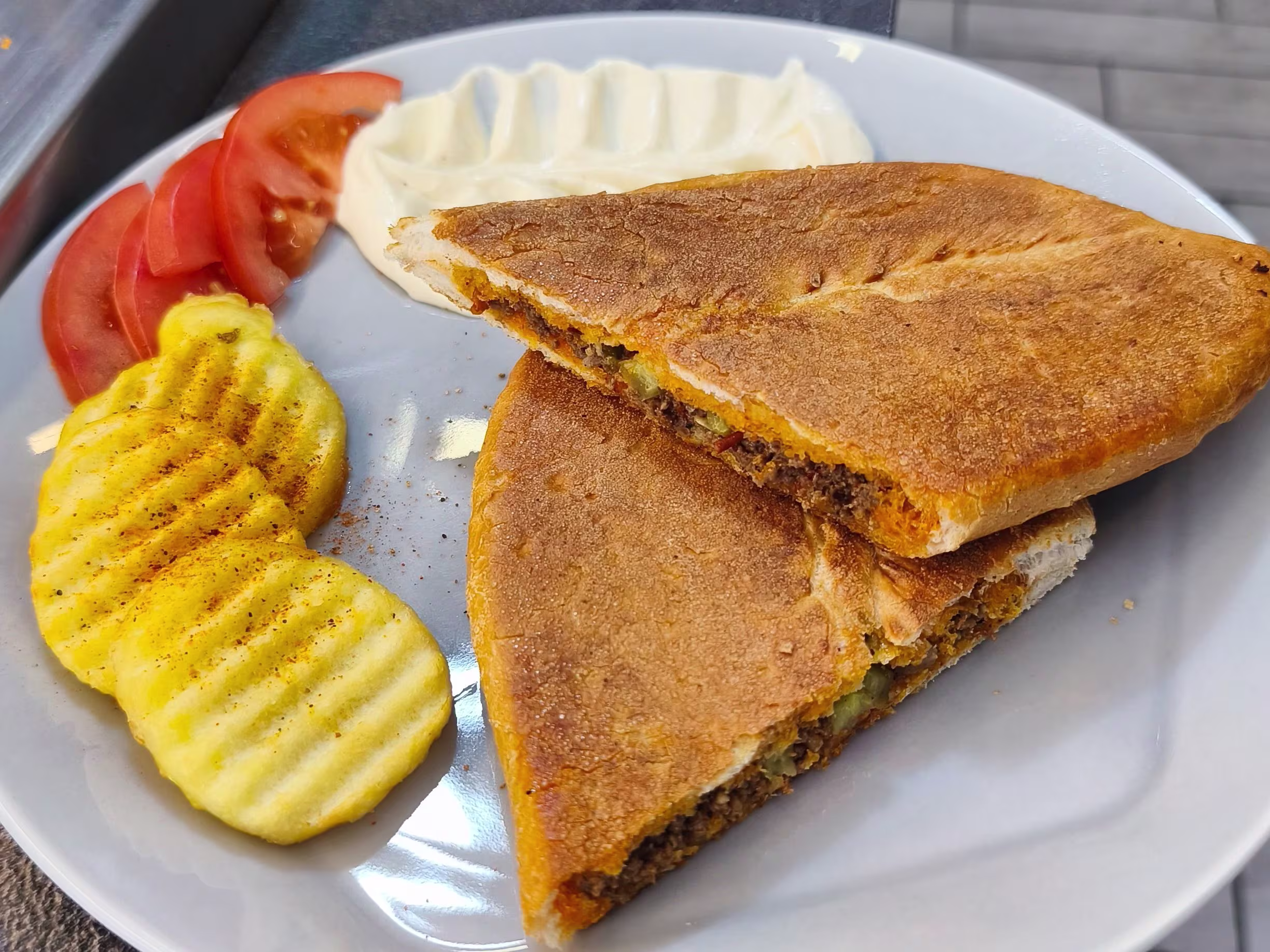 Sucuk im Baguette mit Käse