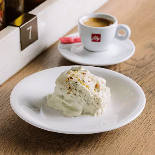 Pistazien Profiteroles 1 Stück (vegetarisch)
