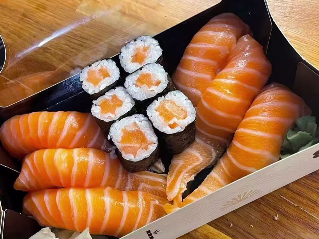 Sake Set Lachs (6 Stück)
