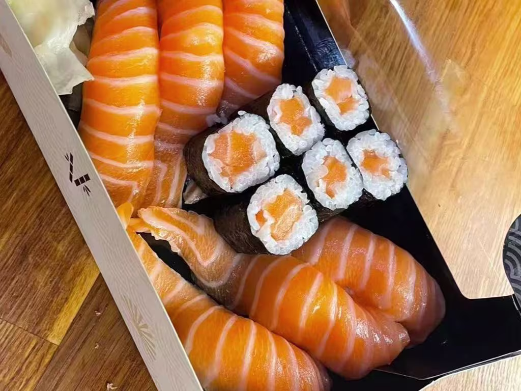 Sake Set Lachs (8 Stück)