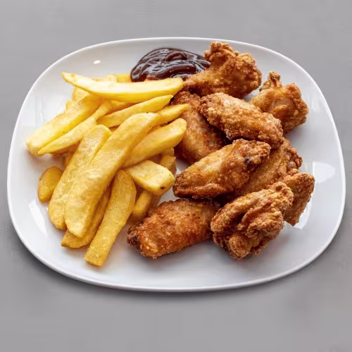 8 Chicken Wings mit Pommes