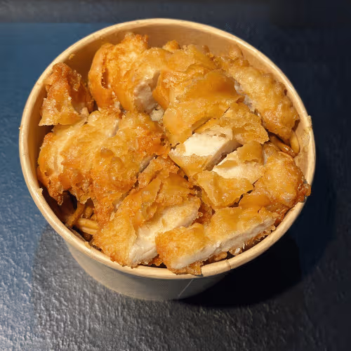 Noodle knusprigem Huhn