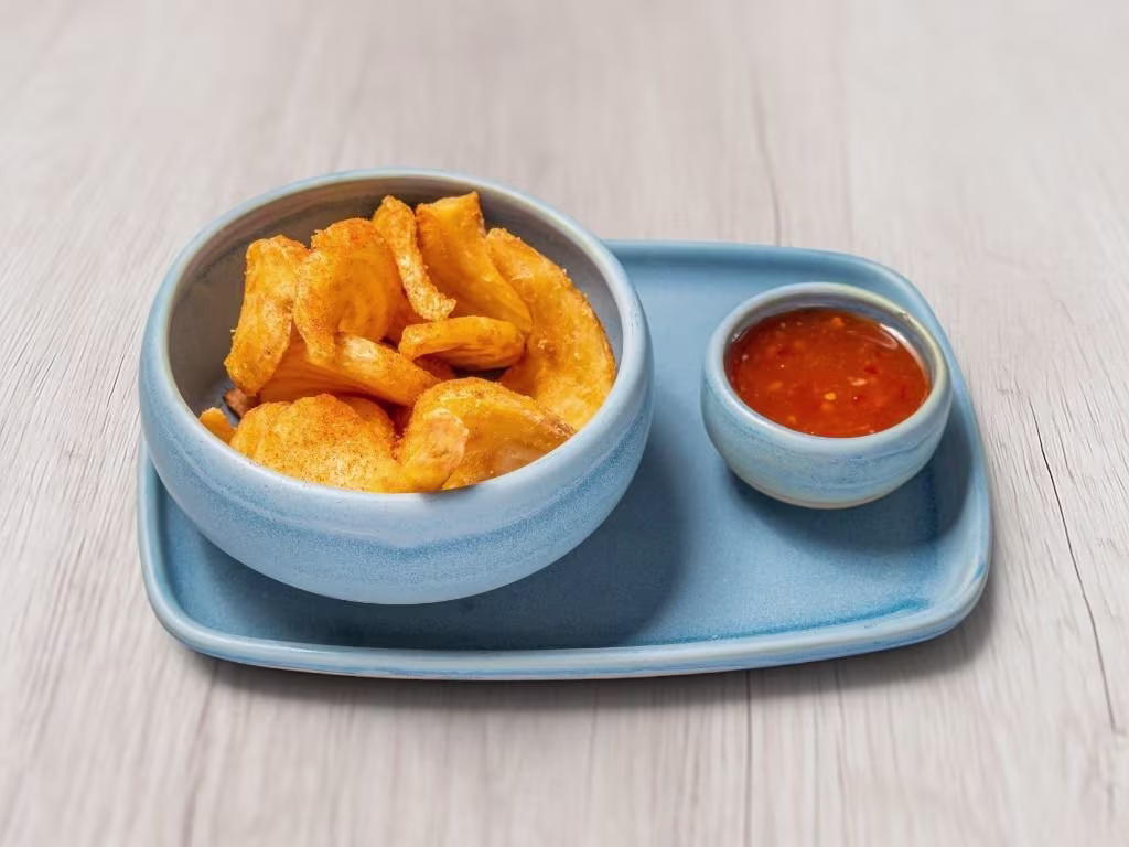 Hausgemachte Kartoffelchips mit Dip nach Wahl
