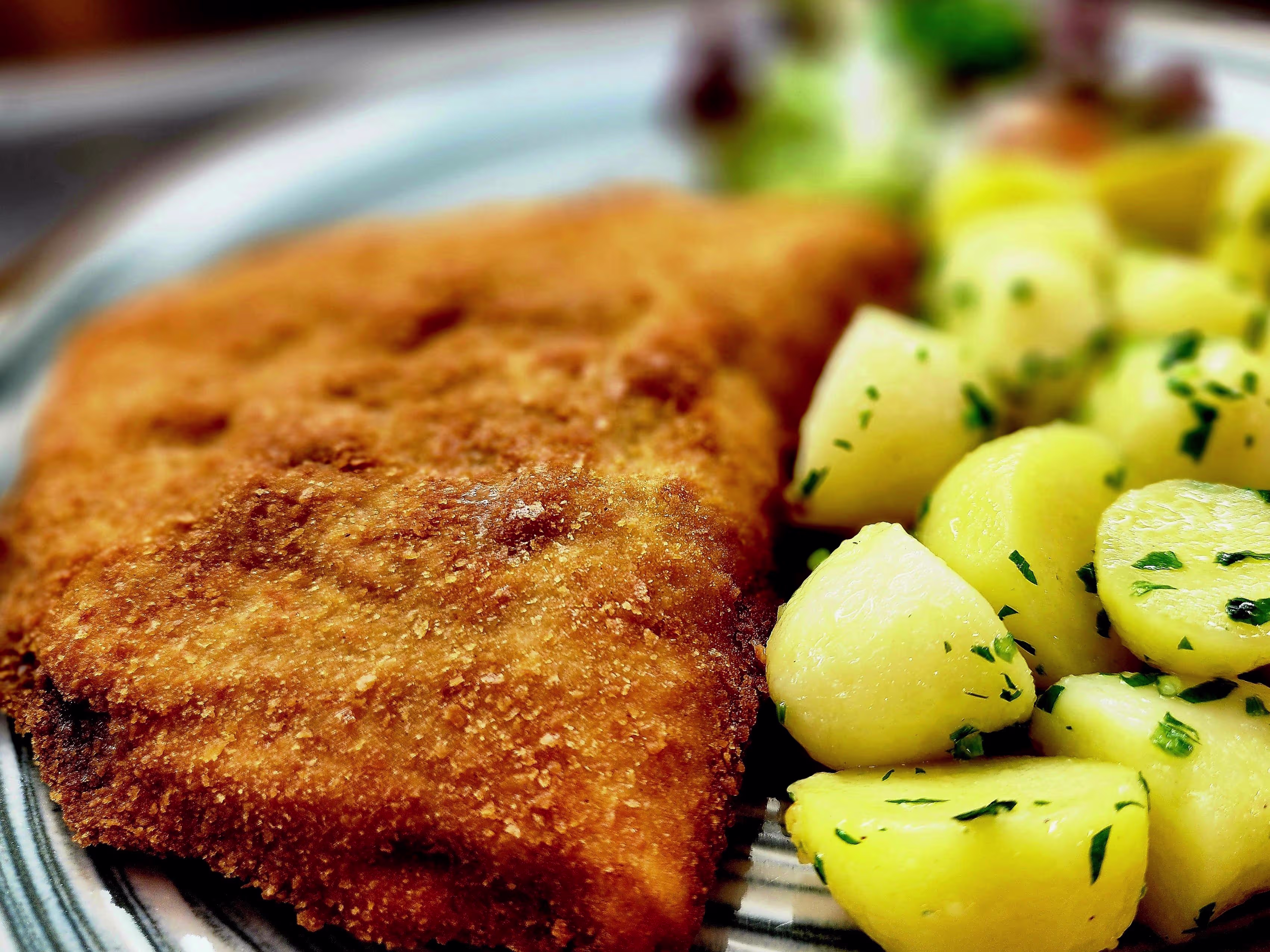 Bauern Cordon bleu vom Schwein mit Petersilienkartoffel